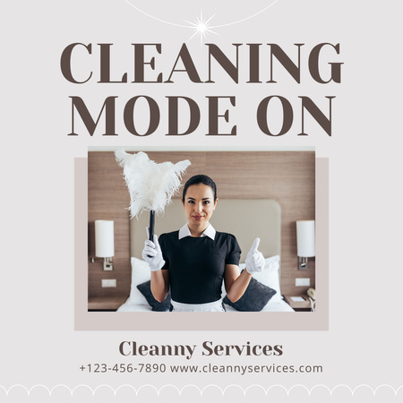 Siivouspalvelutarjous piikalla valkoisissa käsineissä ja pölyharjalla Instagram AD Design Template