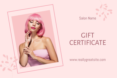 Ontwerpsjabloon van Gift Certificate van Beauty Salon Services met jonge vrouw met helder roze haar