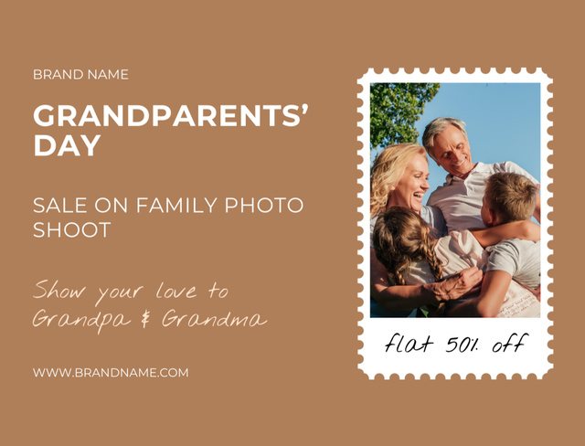 Family Photo Shoot Discounts on Grandparents' Day on Beige Postcard 4.2x5.5in Modelo de Design