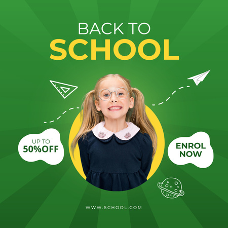 Plantilla de diseño de anuncio de inicio del año escolar con la niña en uniforme escolar Instagram 