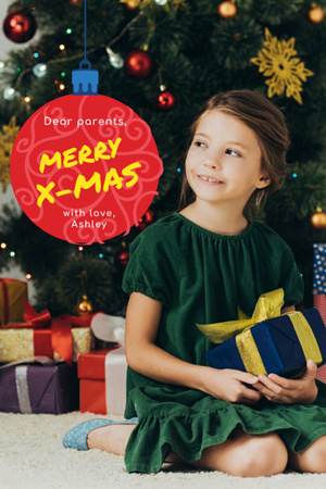 Υπέροχα χριστουγεννιάτικα συγχαρητήρια με το μικρό κορίτσι που κρατά δώρα Postcard 4x6in Vertical Πρότυπο σχεδίασης