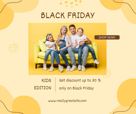 Plantilla de diseño de Oferta de viernes negro con familia en un sofá amarillo Facebook 