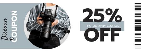 Plantilla de diseño de cursos de fotografía ofrecen con el hombre usando la cámara Coupon 
