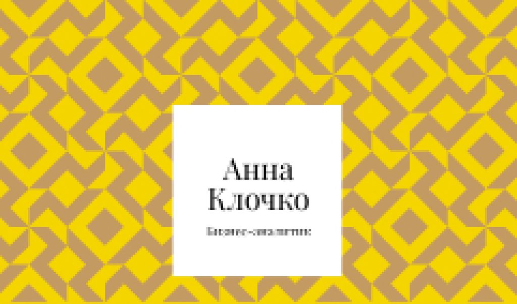 Business Analyst Services with Geometric Pattern in Yellow Business card Modelo de Design