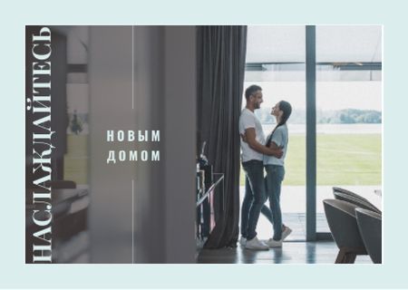 Объявление по недвижимости с парой, обнимающей в их доме Postcard – шаблон для дизайна